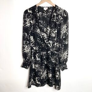 Parker Black and White Patterned Silk Dress Size Small Long Sleeve V Neck